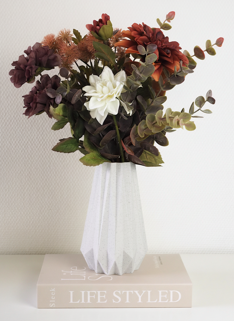 Marmor vase med blomster – elegant kontrast mellem hårdt look og bløde blomster