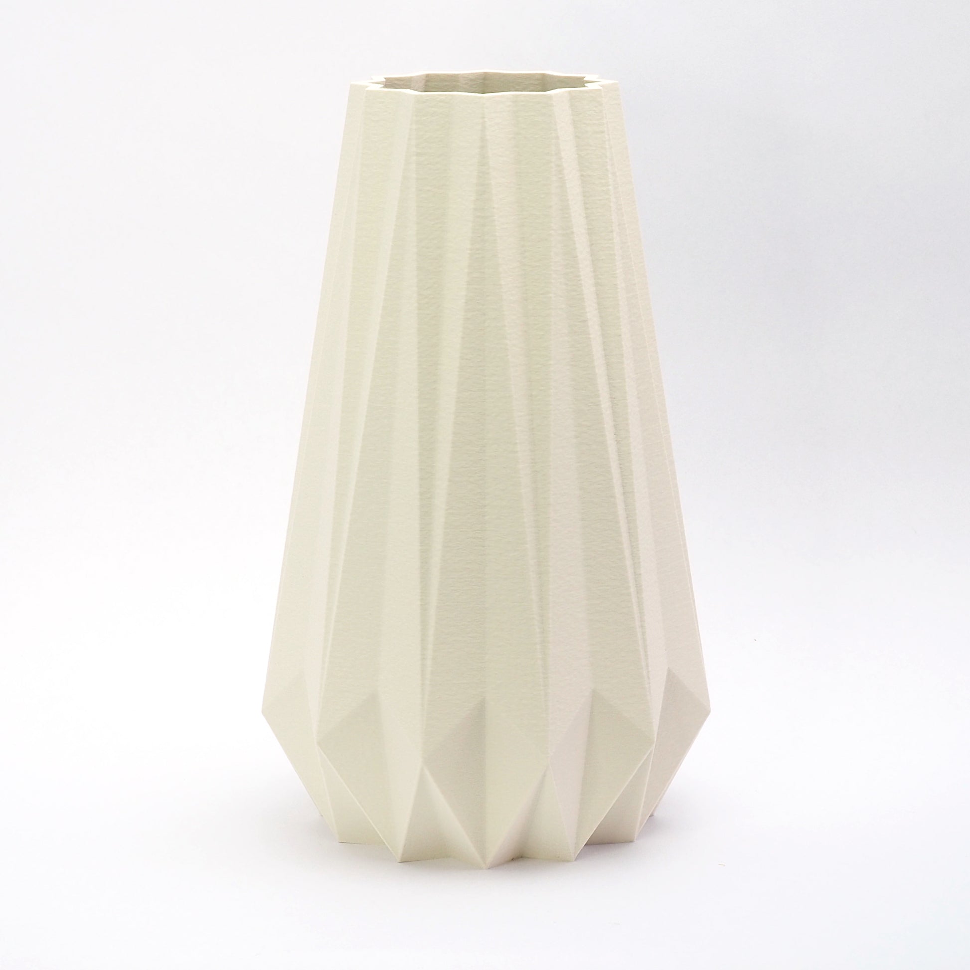KANT Vase i cream 20/25 cm – facetteret form og mat finish