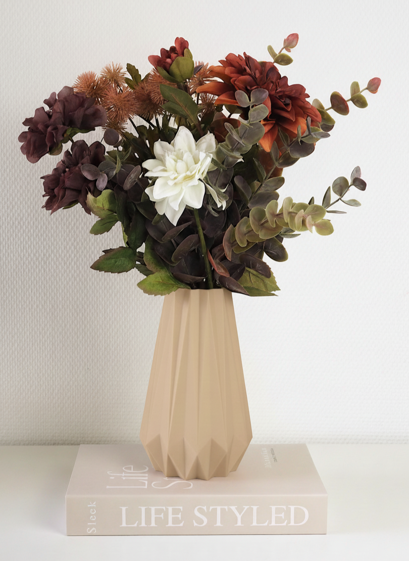 Beige vase med blomster – skaber hjemmehygge og balance i dekoration
