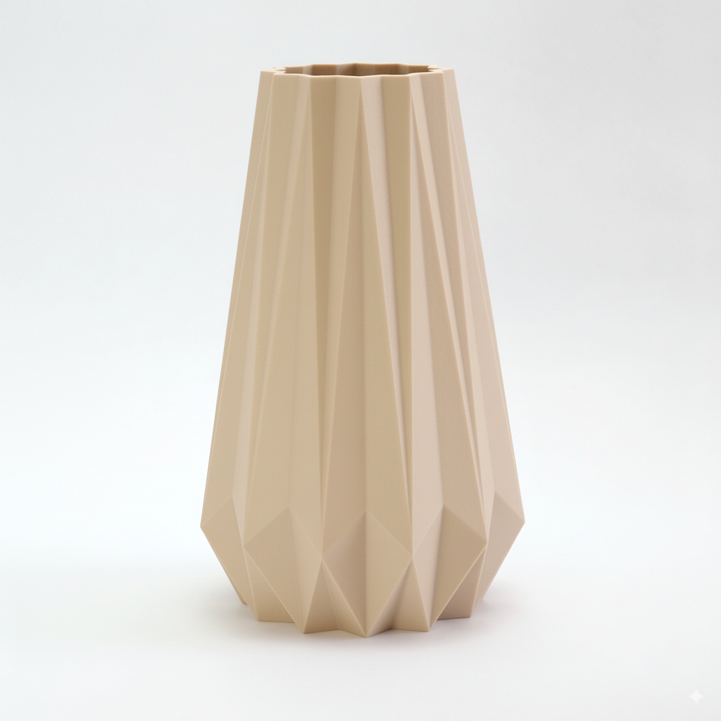 KANT Vase i beige 20/25 cm – varm neutral nuance og facetteret design