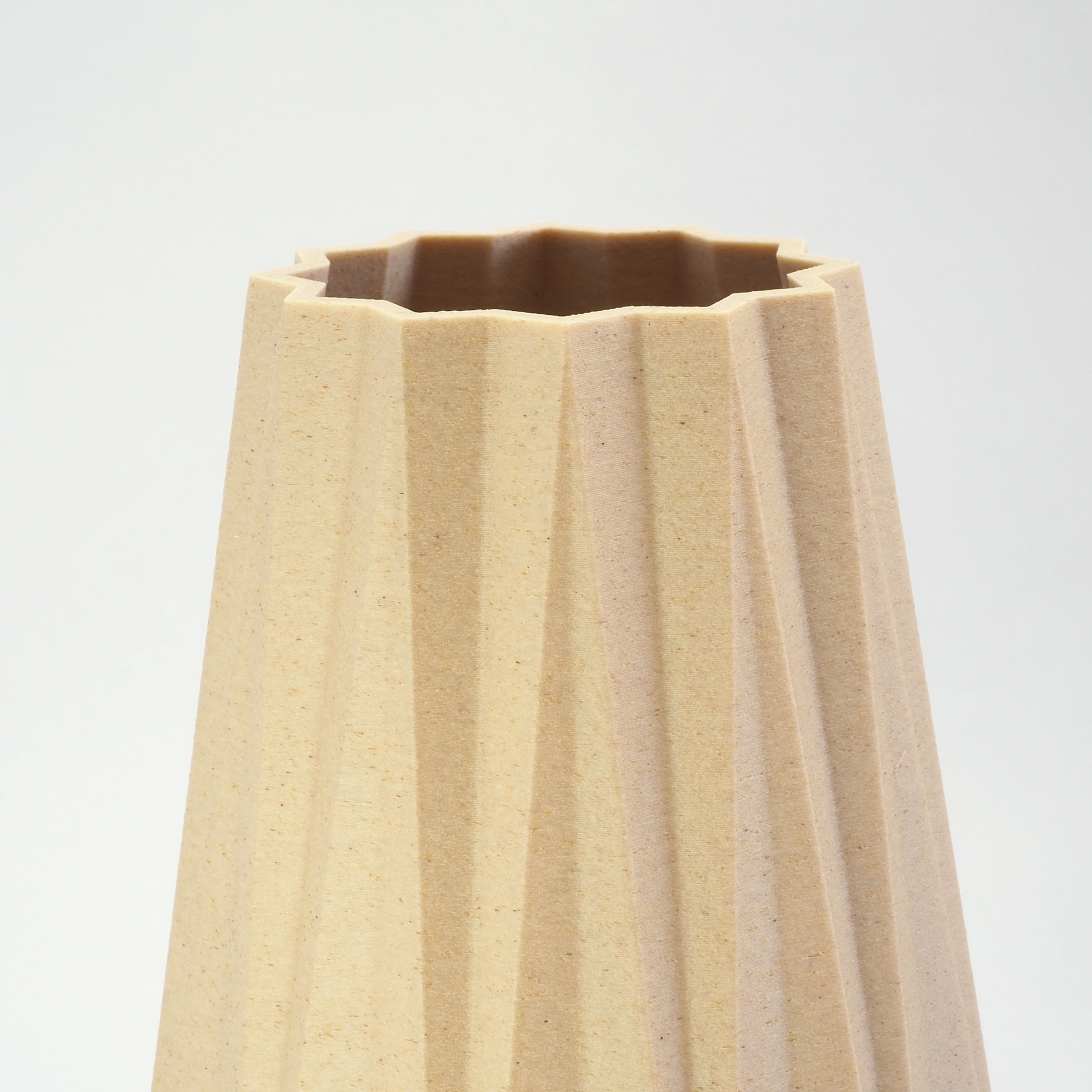 Detalje af riller og topkant på birk vase – håndværk og kvalitet