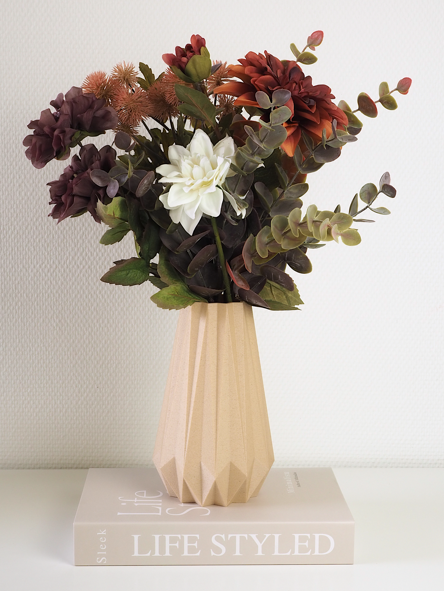 Birk vase med blomster – indbydende og varm stemning i hjemmet