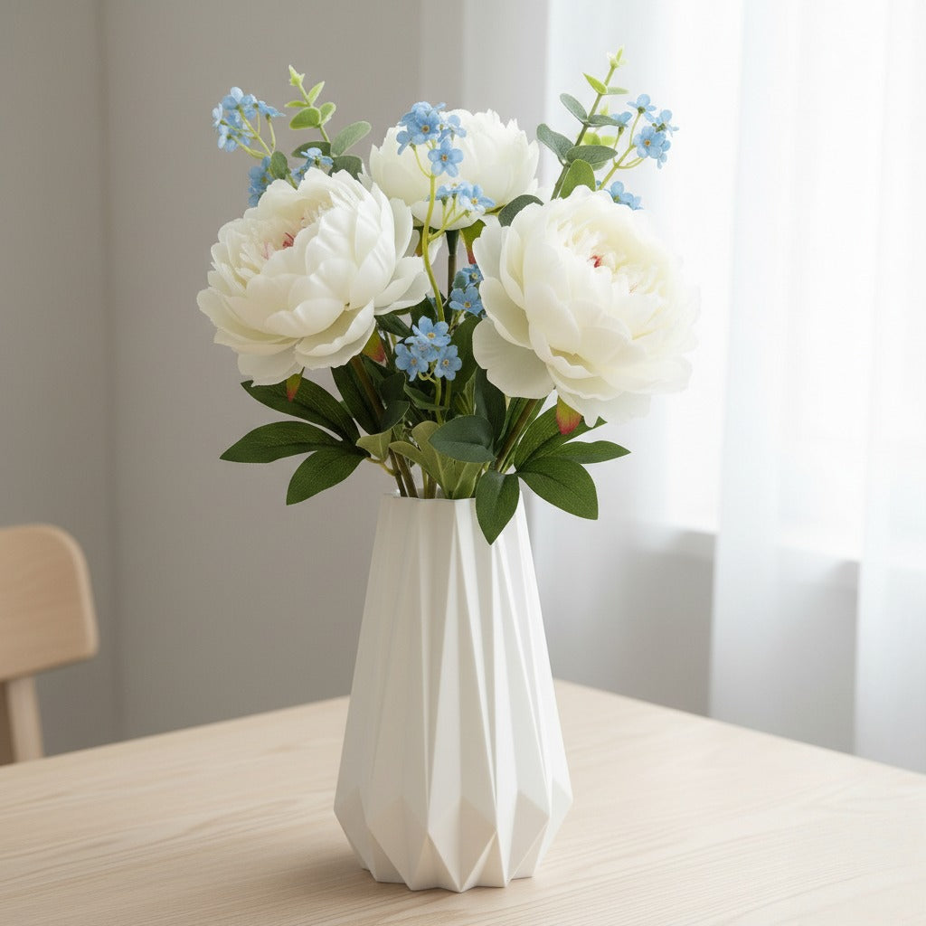 KANT vase i hvid med blomster placeret på en minimalistisk bord i et roligt skandinavisk hjem - enkelt dansk design