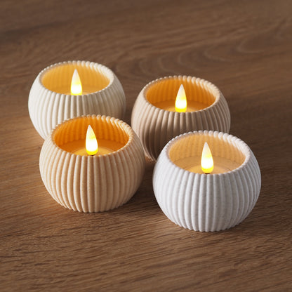 Fire RIBB fyrfadsstager i rolige, naturlige nuancer af Cream, Beige, Birk og Hvid, med ribbet overflade og varm LED-flamme – dansk design produceret med omtanke og minimal spild.