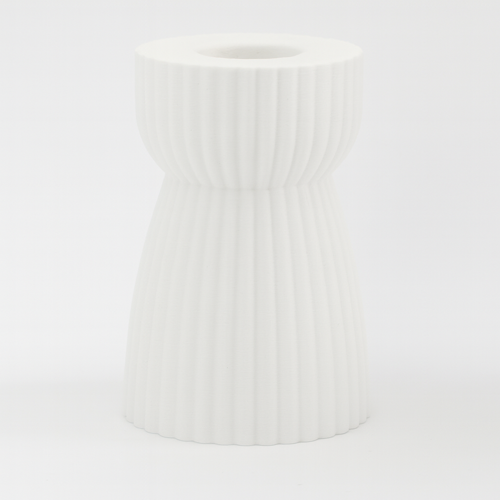 RIBB lysestage i hvid – elegant timeglasform til kronelys. Printet på bestilling i Danmark med bæredygtige, plantebaserede materialer og minimal spild.