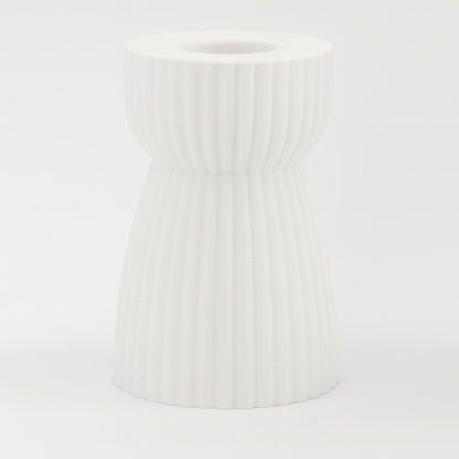 RIBB lysestage i hvid – elegant timeglasform til kronelys. Printet på bestilling i Danmark med bæredygtige, plantebaserede materialer og minimal spild.