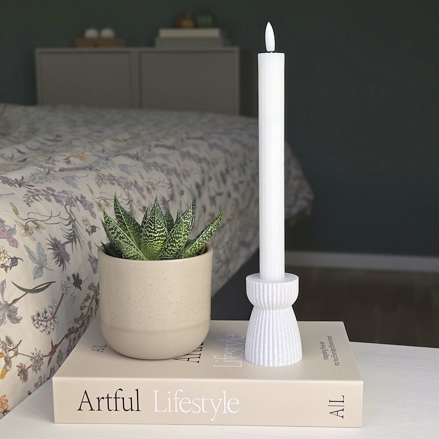 RIBB lysestage i marmorfarve ved sengekanten, kombineret med naturmaterialer og skandinavisk inspiration