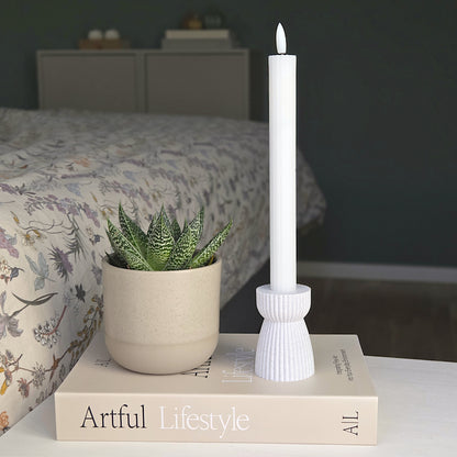 RIBB lysestage i marmorfarve ved sengekanten, kombineret med naturmaterialer og skandinavisk inspiration