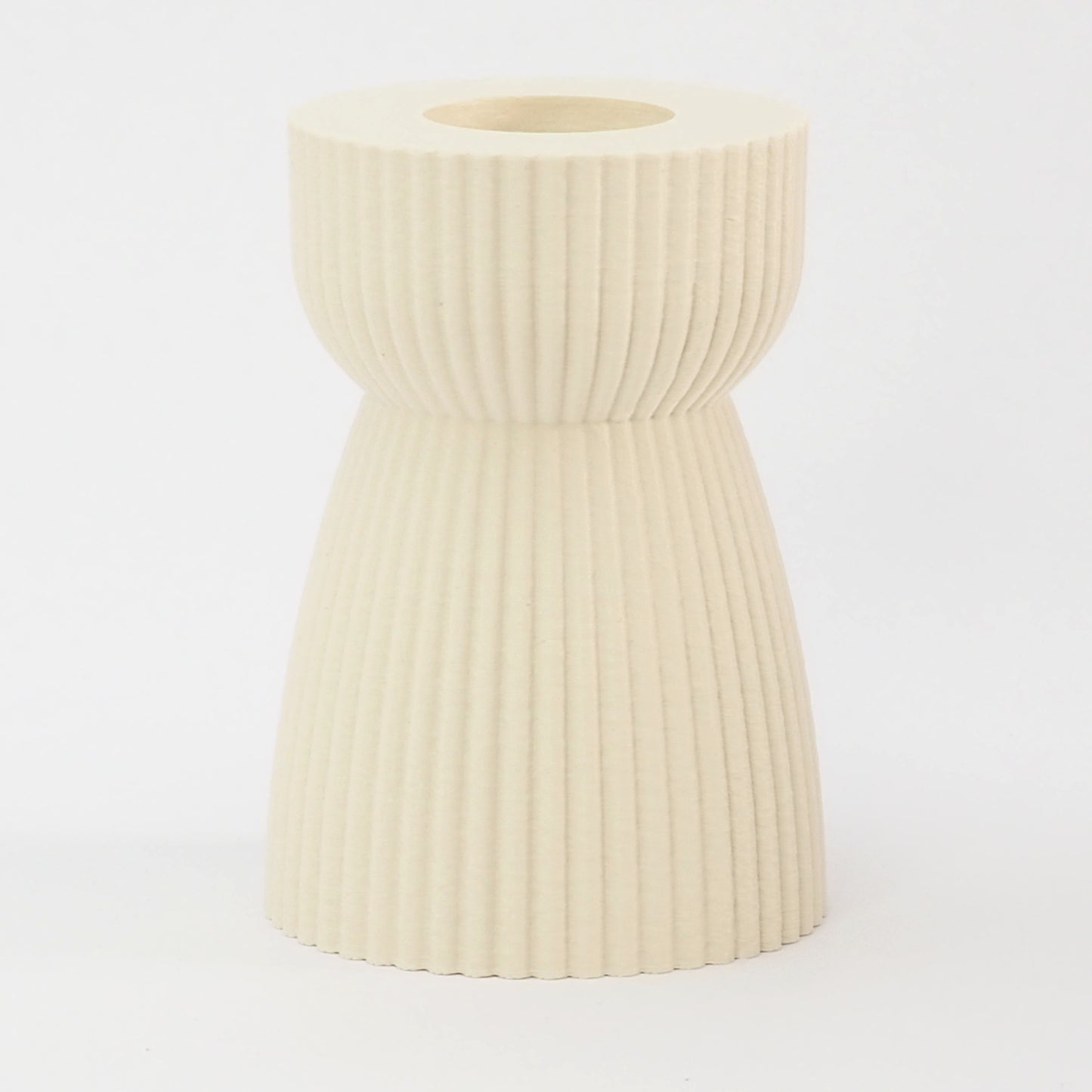 RIBB lysestage i cream – elegant timeglasform til kronelys. Printet på bestilling i Danmark med bæredygtige, plantebaserede materialer og minimal spild.