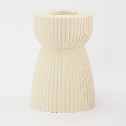 RIBB lysestage i cream – elegant timeglasform til kronelys. Printet på bestilling i Danmark med bæredygtige, plantebaserede materialer og minimal spild.