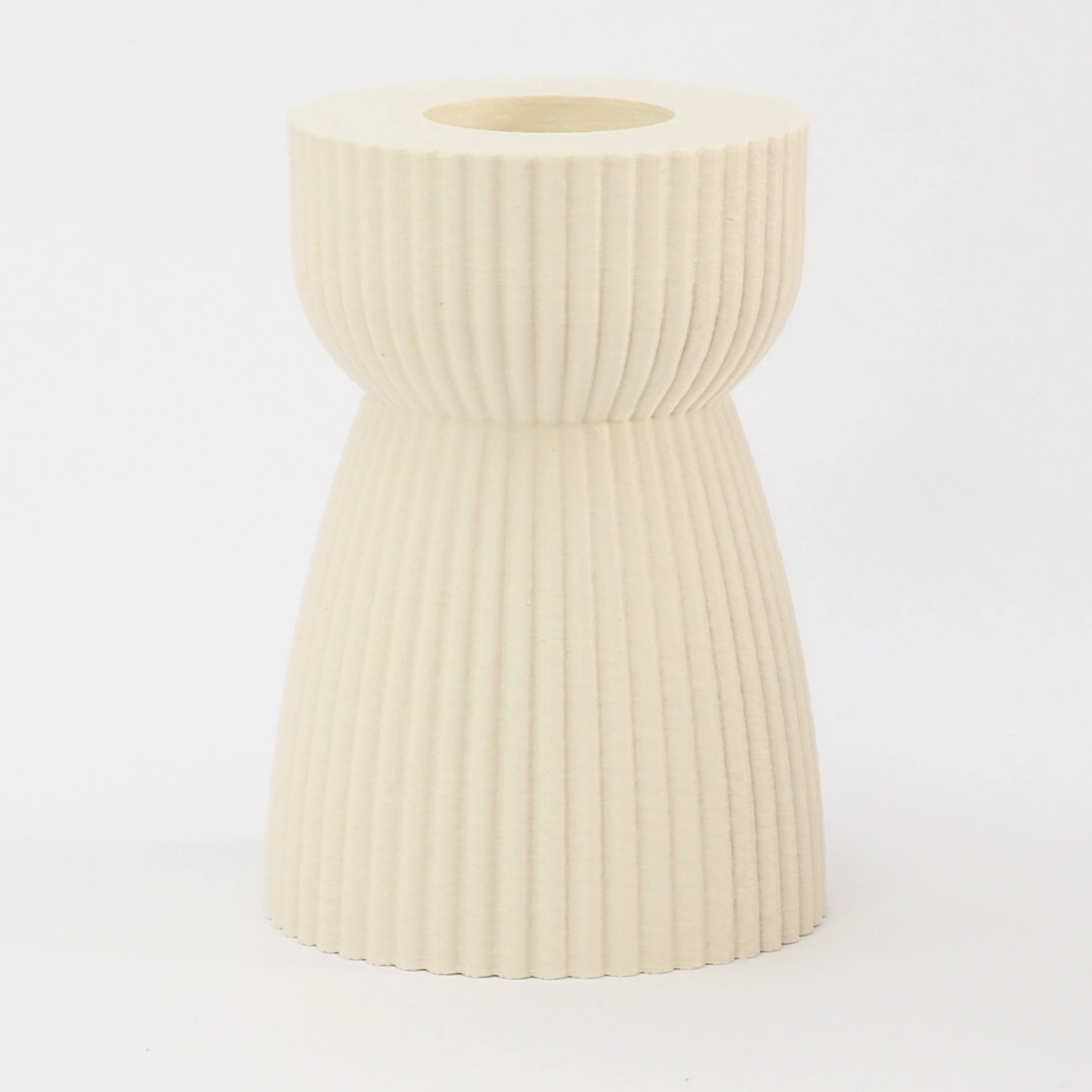 RIBB lysestage i cream – elegant timeglasform til kronelys. Printet på bestilling i Danmark med bæredygtige, plantebaserede materialer og minimal spild.