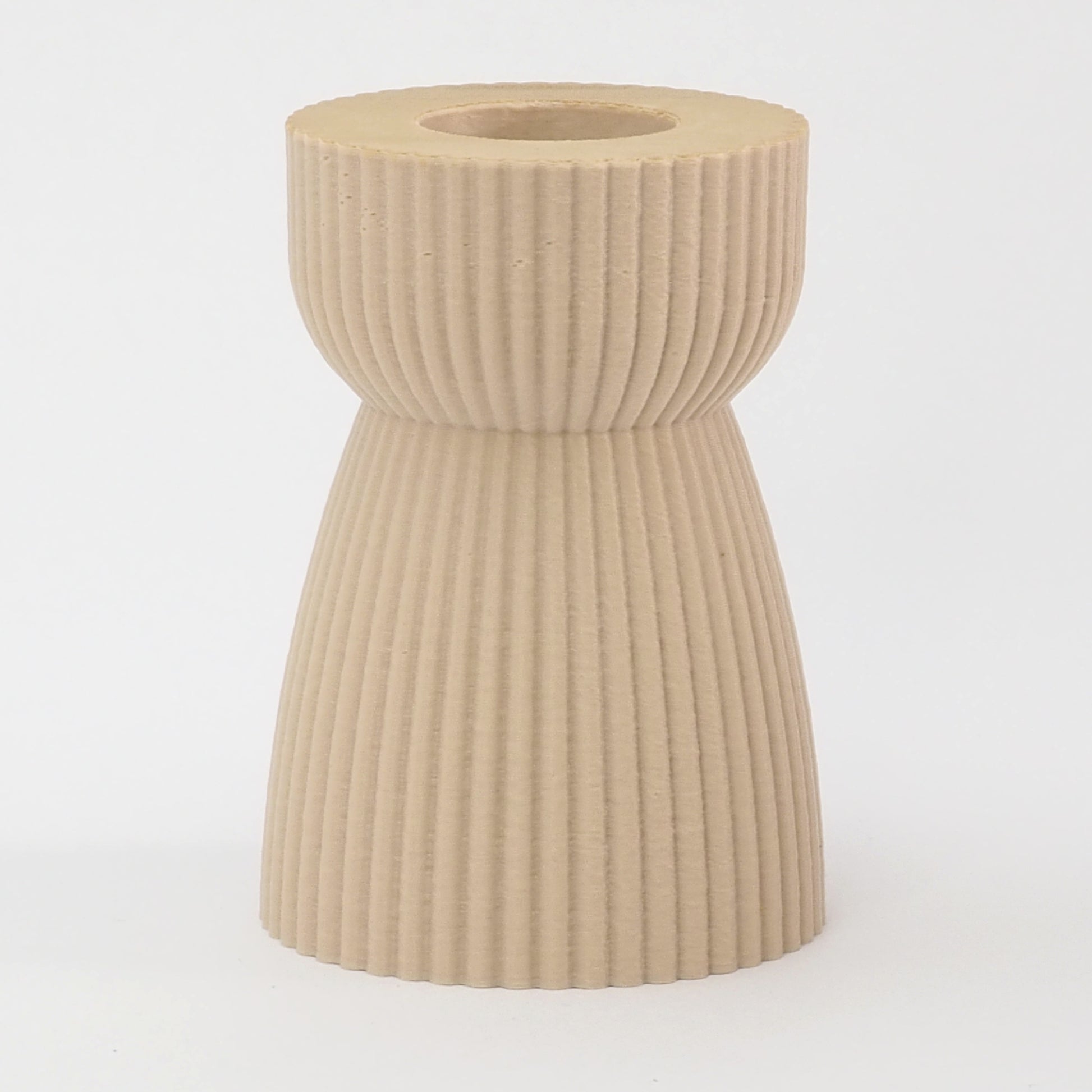 RIBB lysestage i beige – elegant timeglasform til kronelys. Printet på bestilling i Danmark med bæredygtige, plantebaserede materialer og minimal spild.