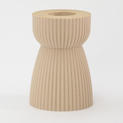 RIBB lysestage i beige – elegant timeglasform til kronelys. Printet på bestilling i Danmark med bæredygtige, plantebaserede materialer og minimal spild.