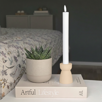 RIBB lysestage i beige som en del af et roligt og harmonisk soveværelsesmiljø – trykt i plantebaseret materiale med minimal spild