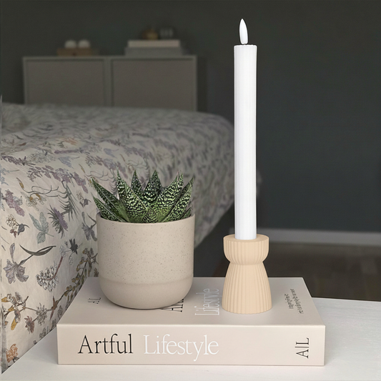 RIBB lysestage i beige som en del af et roligt og harmonisk soveværelsesmiljø – trykt i plantebaseret materiale med minimal spild