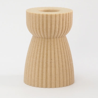 RIBB lysestage i birk – elegant timeglasform til kronelys. Printet på bestilling i Danmark med bæredygtige, plantebaserede materialer og minimal spild.