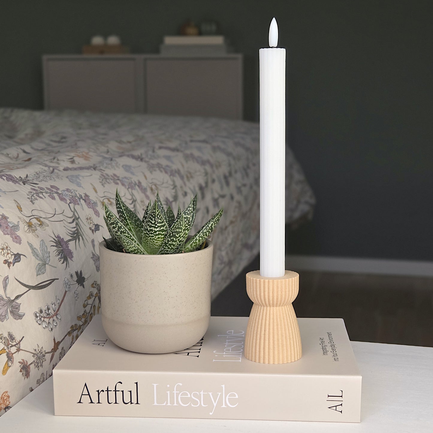 RIBB lysestage i birkfarvet nuance med levende overflade og tidløst udtryk – skabt med omtanke i Danmark