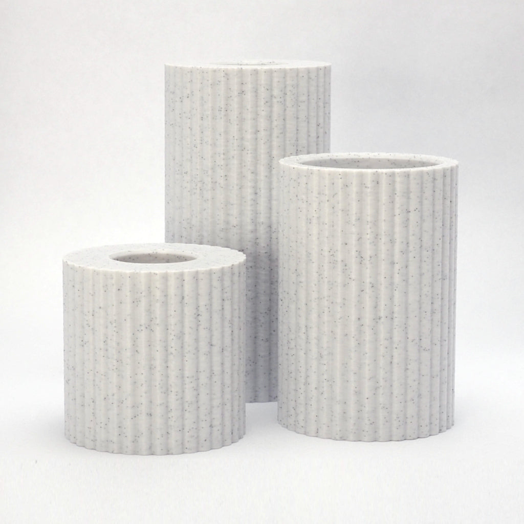 Sæt med tre FLUTE lysestager i marmor – elegant rillet design, produceret i Danmark med 3D print og plantebaseret materiale