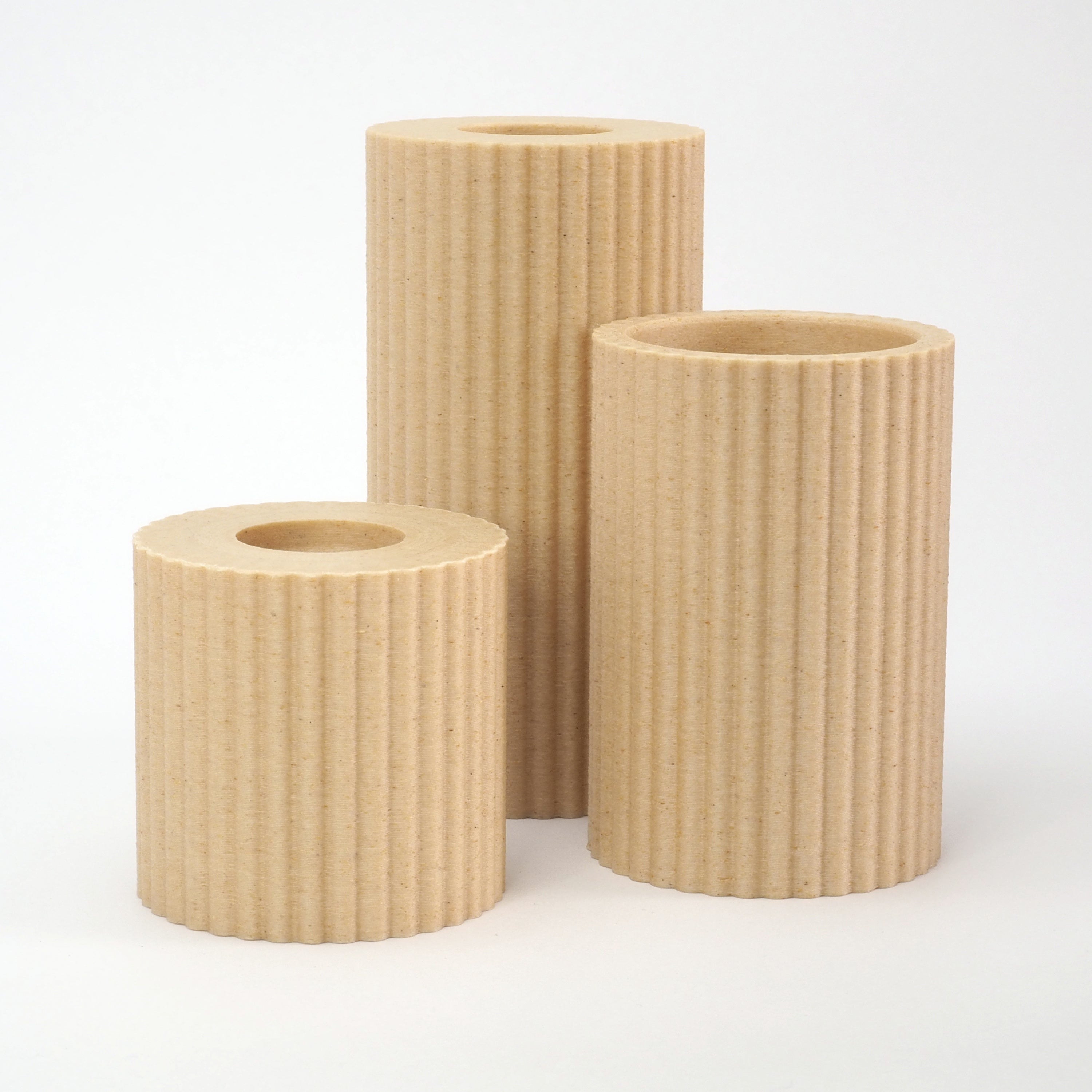 Sæt med tre FLUTE lysestager i Birk – elegant rillet design, produceret i Danmark med 3D print og plantebaseret materiale