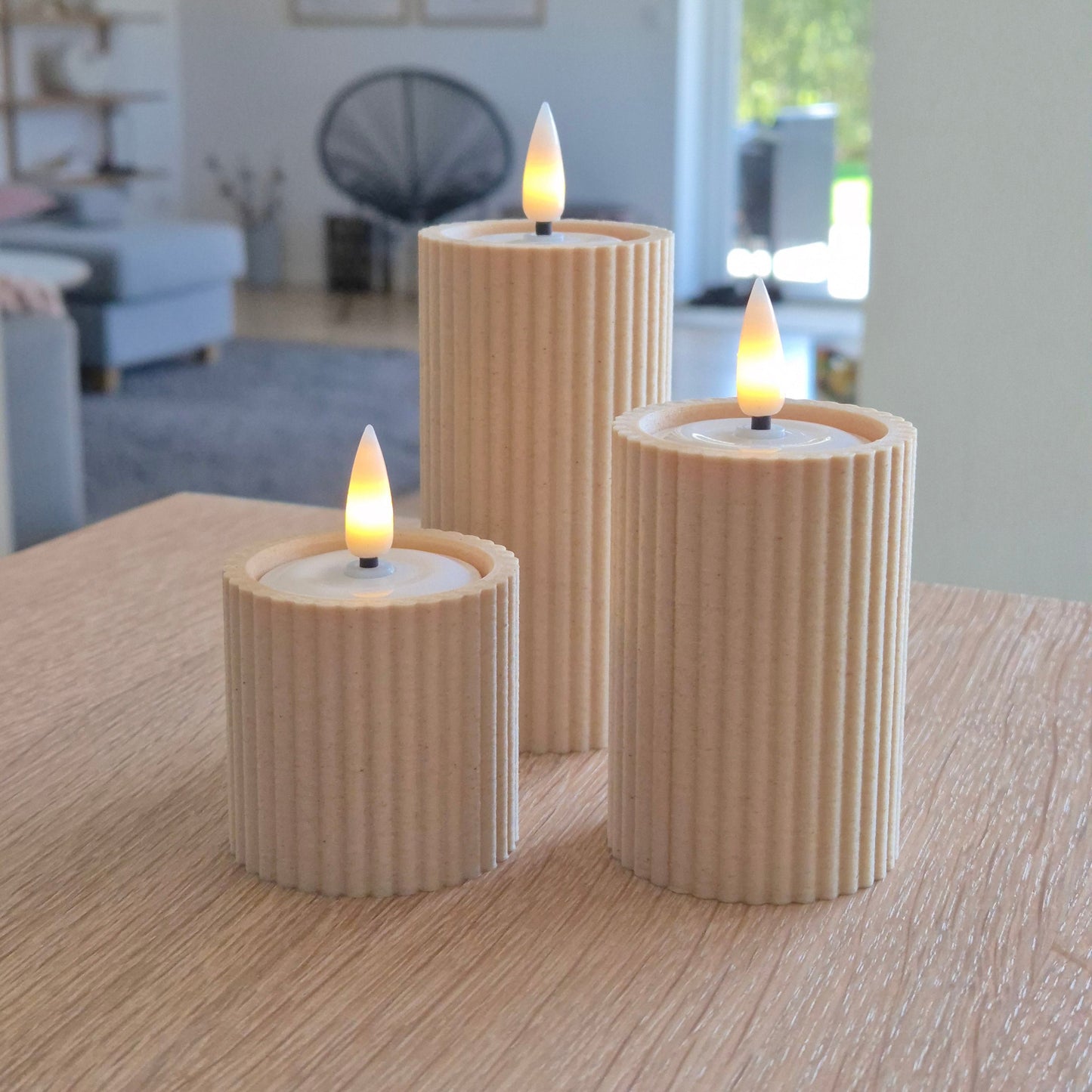 Tre cylinderformede fyrfadsstager i Birk fra Hartlis FLUTE kollektion med LED lys – skaber hyggelig stemning i moderne stue