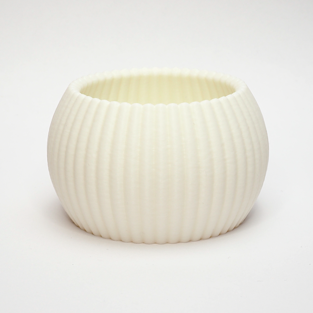 RIBB fyrfadsstage i hvid med ribbet overflade og rund form – enkelt og tidløst dansk design produceret med omtanke og minimal spild.
