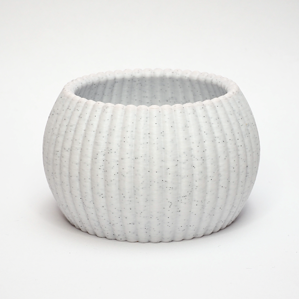 RIBB fyrfadsstage i marmorfarve med elegant ribbet overflade og rund form – tidløst dansk design produceret med omtanke og minimal spild.