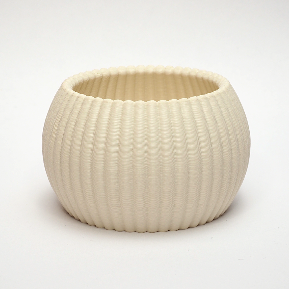 RIBB fyrfadsstage i cream med ribbet overflade og rund form – enkelt og tidløst dansk design produceret med omtanke og minimal spild.