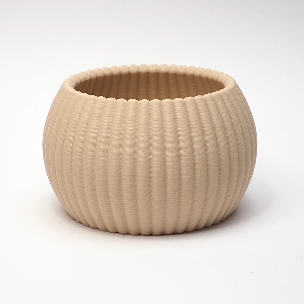 RIBB fyrfadsstage i beige med ribbet overflade og rund form – enkelt og tidløst dansk design produceret med omtanke og minimal spild.