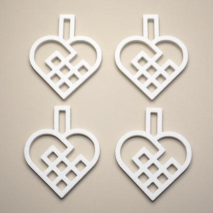Sæt med fire hvide julehjerter som enkel julepynt til juletræ, grene eller pynt til gaver eller adventsgaver