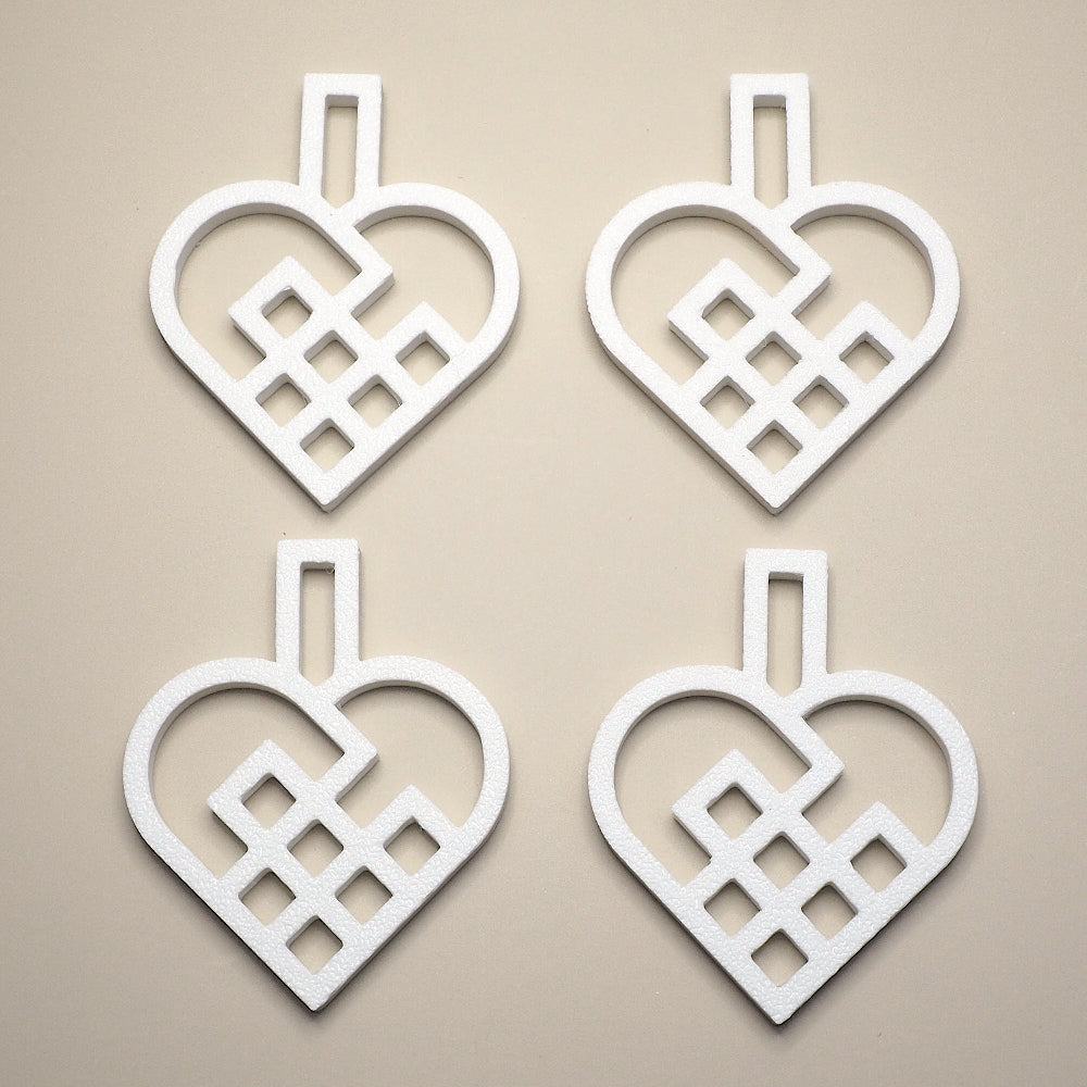 Sæt med fire hvide julehjerter som enkel julepynt til juletræ, grene eller pynt til gaver eller adventsgaver