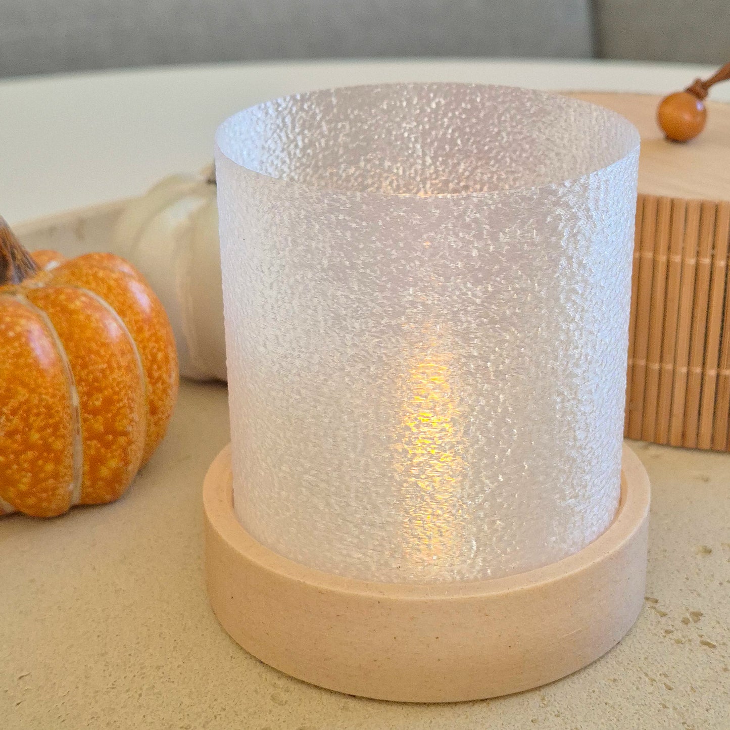 Fyrfadsstage med tændt LED-lys – hyggelig efterårsstemning med naturlige detaljer