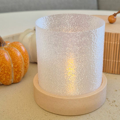 Fyrfadsstage med tændt LED-lys – hyggelig efterårsstemning med naturlige detaljer