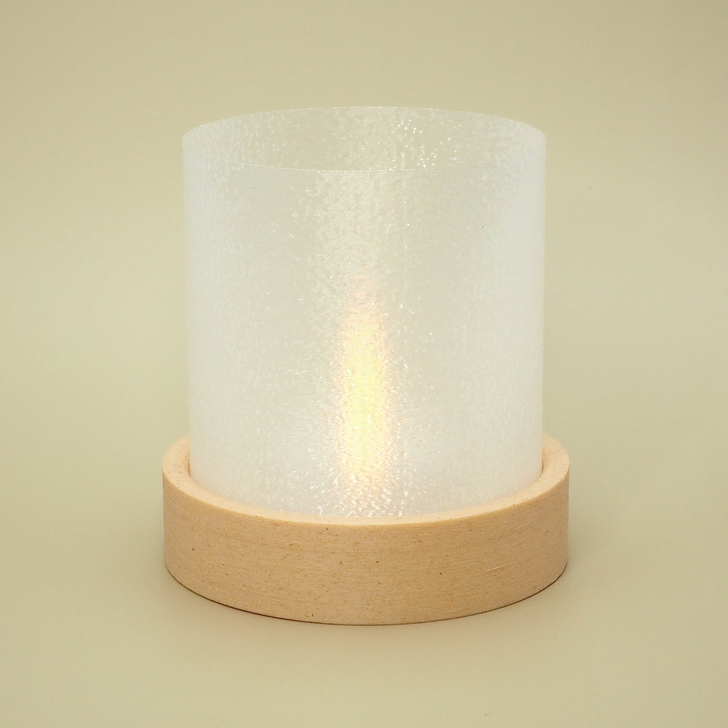 To-delt fyrfadsstage med varm base og klar skærm – dæmpet LED-lys bag transparent overflade