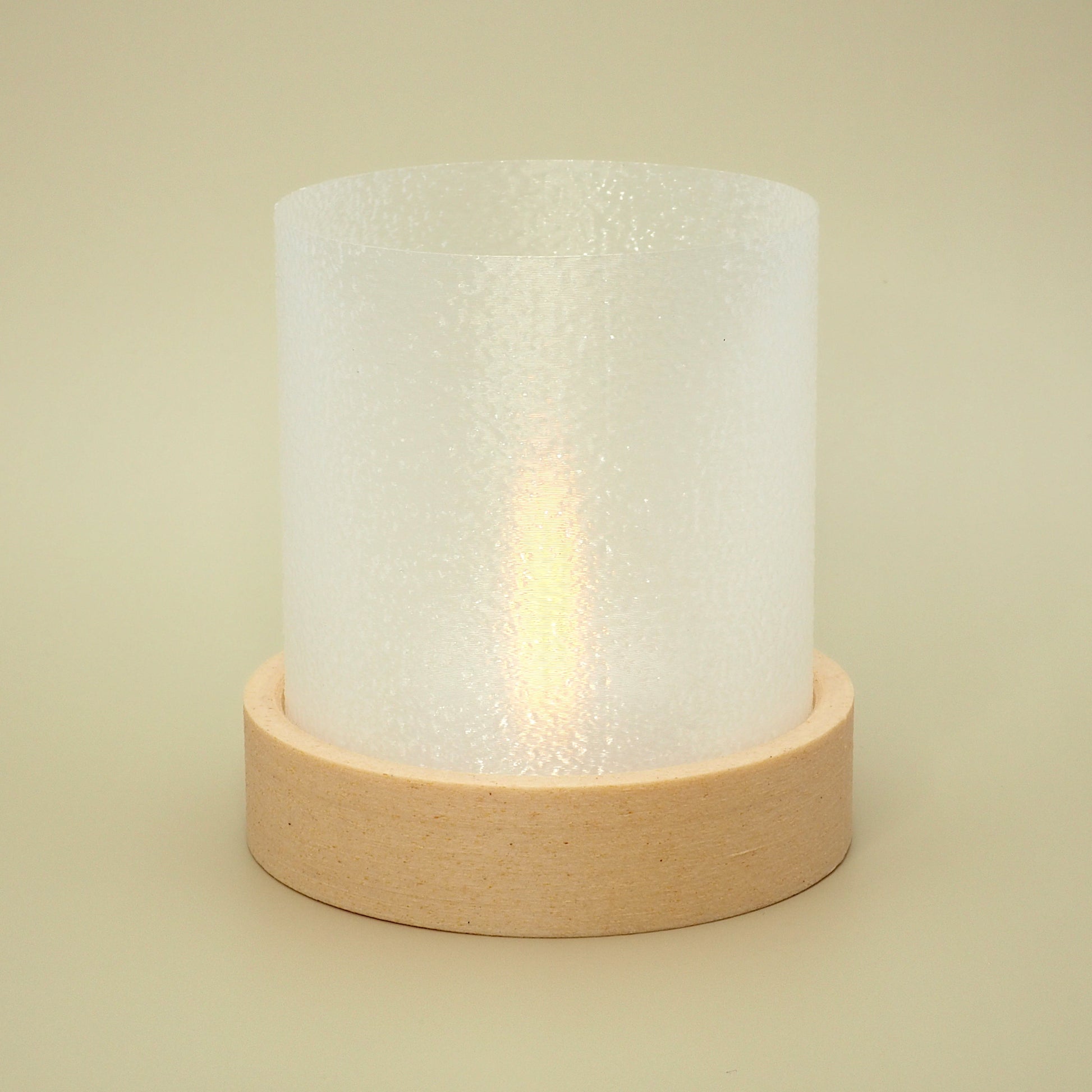 To-delt fyrfadsstage med varm base og klar skærm – dæmpet LED-lys bag transparent overflade