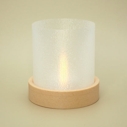 To-delt fyrfadsstage med varm base og klar skærm – dæmpet LED-lys bag transparent overflade