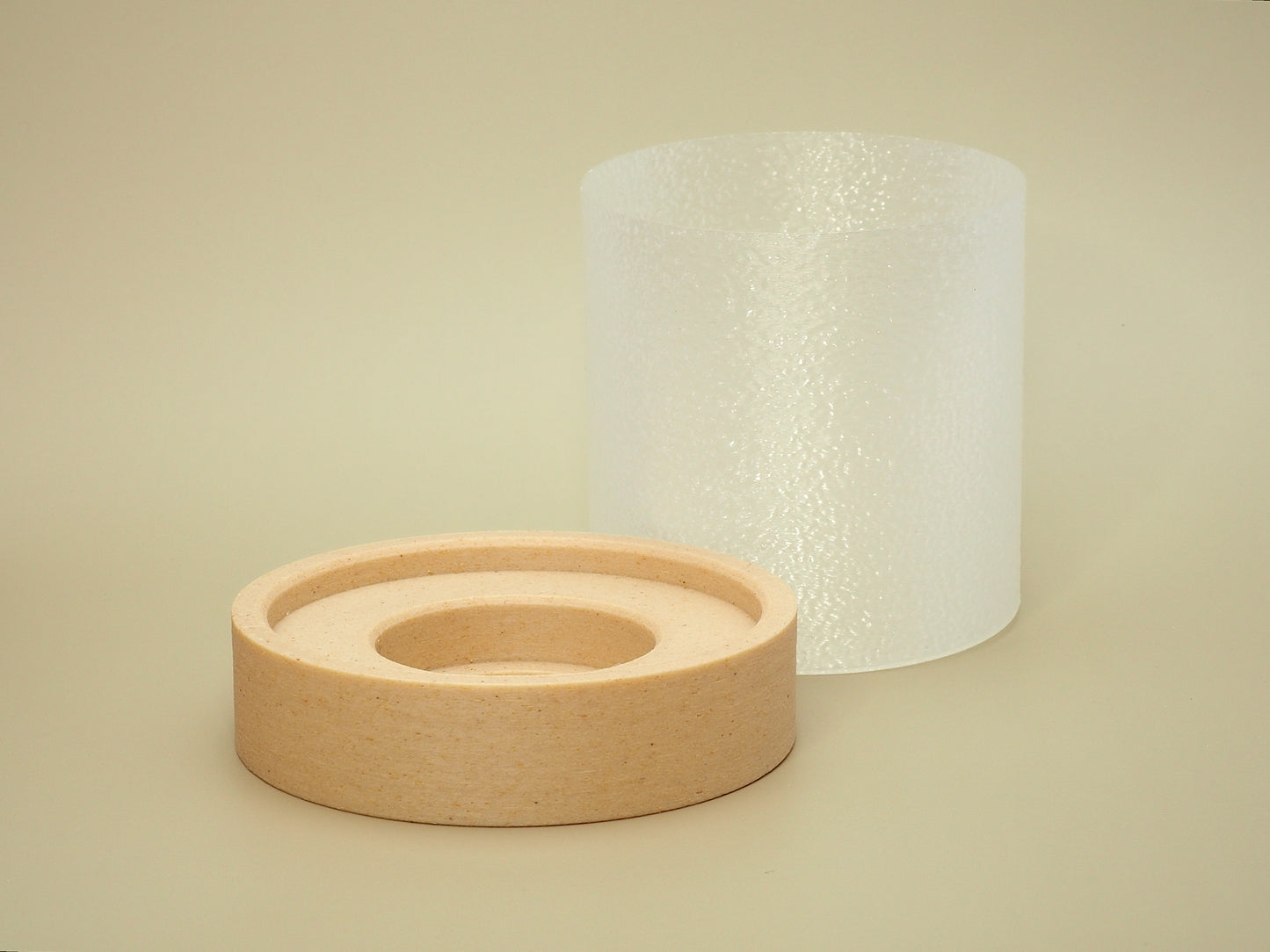 Fyrfadsstage med skærm og base adskilt – visning af to dele i naturlig farvetone