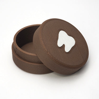 Lille tandfe æske til mælketænder med åbent låg, der viser indersiden og tandmotiv på toppen