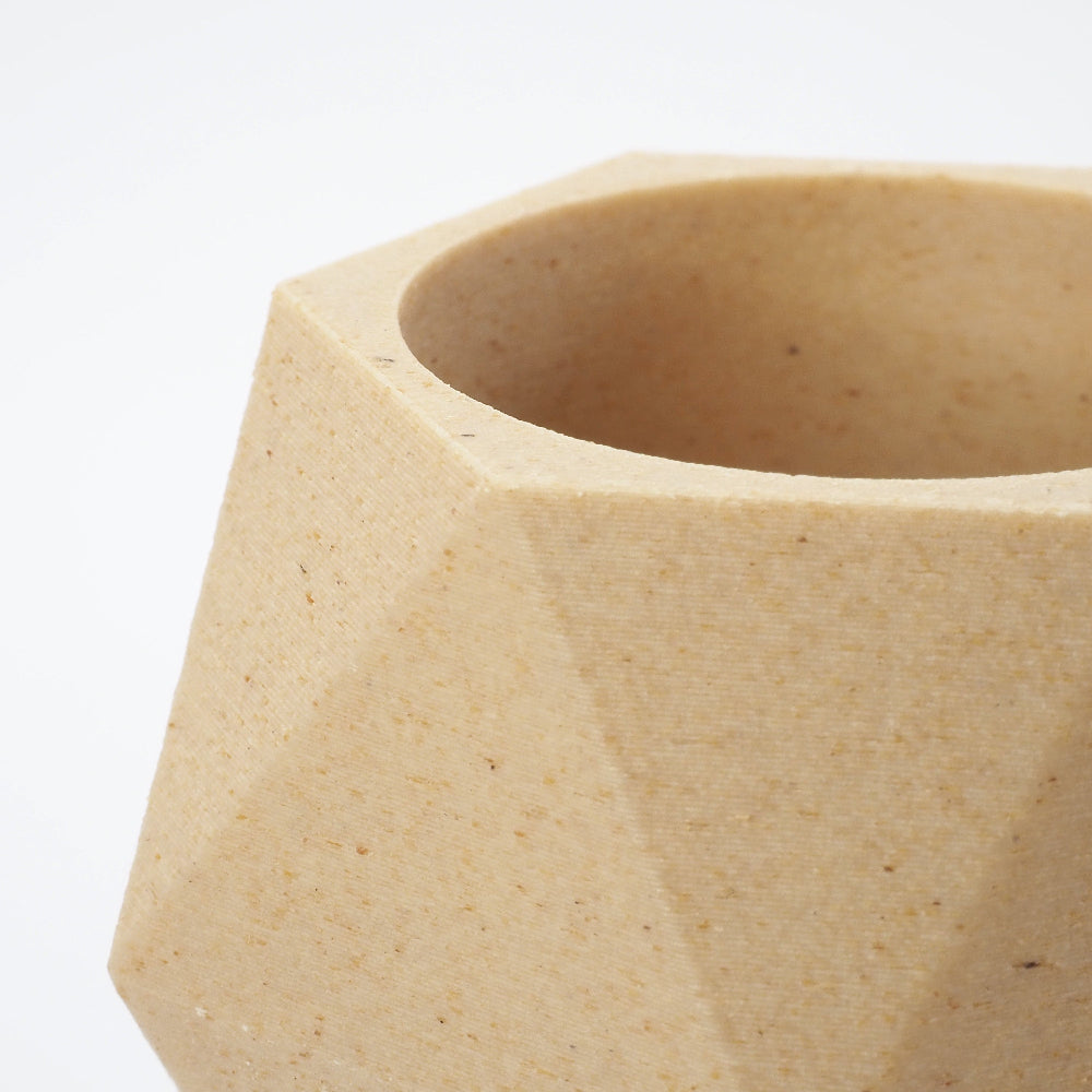 Nærbillede af åbningen til LED fyrfadslys på birk lysestage – detaljeret visning af geometri og mat tekstur