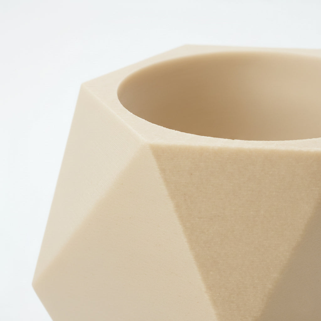 Nærbillede af åbningen til LED fyrfadslys på beige lysestage – detaljeret visning af geometri og mat tekstur