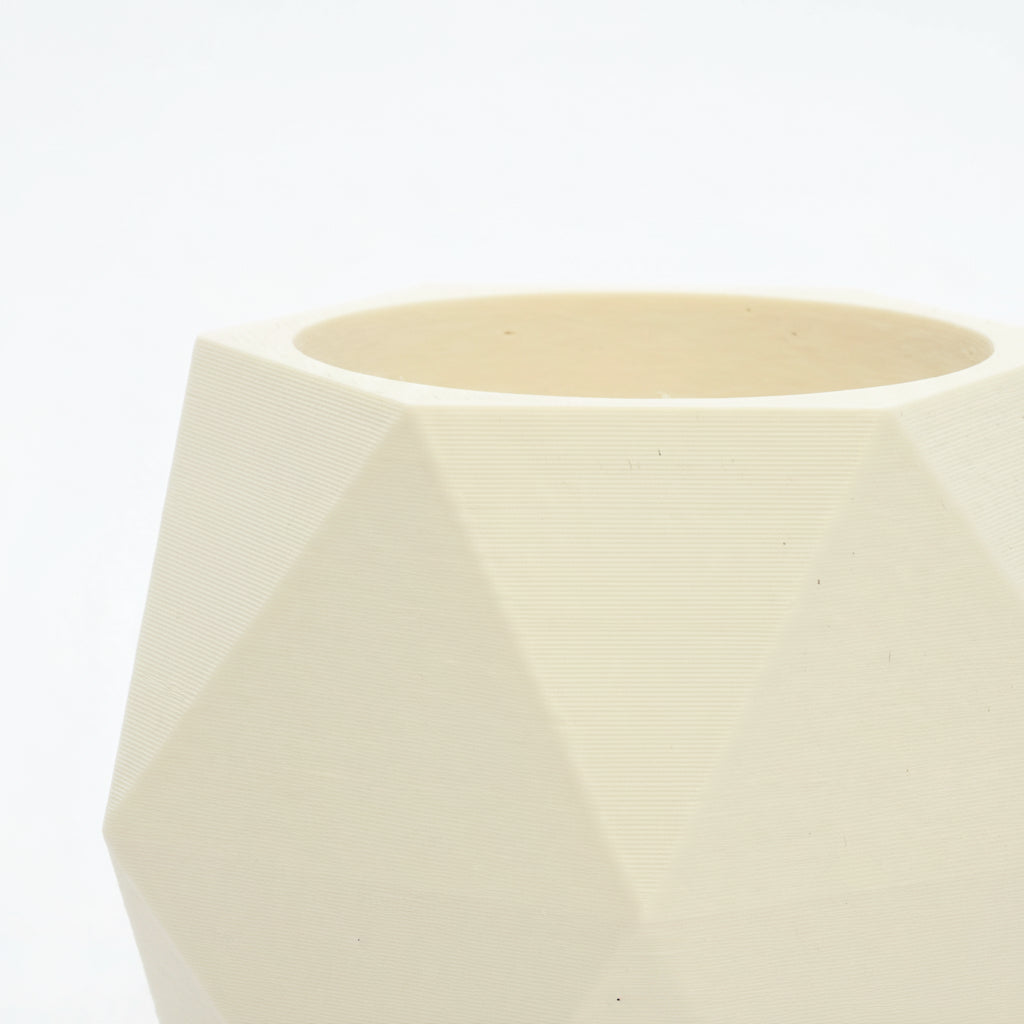 Nærbillede af åbningen til LED fyrfadslys på cream lysestage – detaljeret visning af geometri og mat tekstur