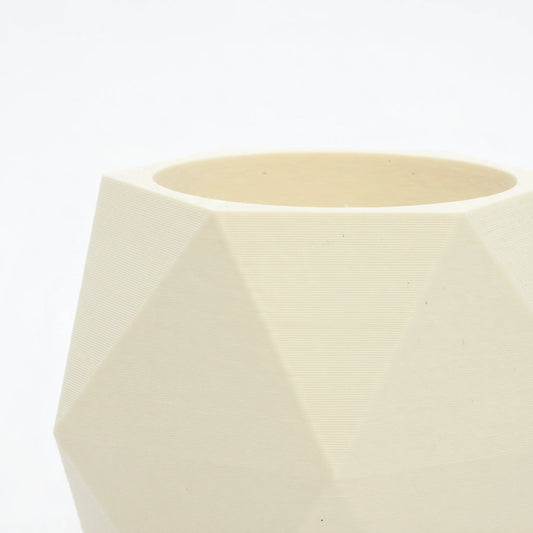 Nærbillede af åbningen til LED fyrfadslys på cream lysestage – detaljeret visning af geometri og mat tekstur