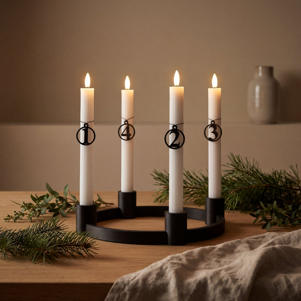 Adventskrans lysestage til LED kronelys med adventstal vist i brug - minimalistisk dansk design
