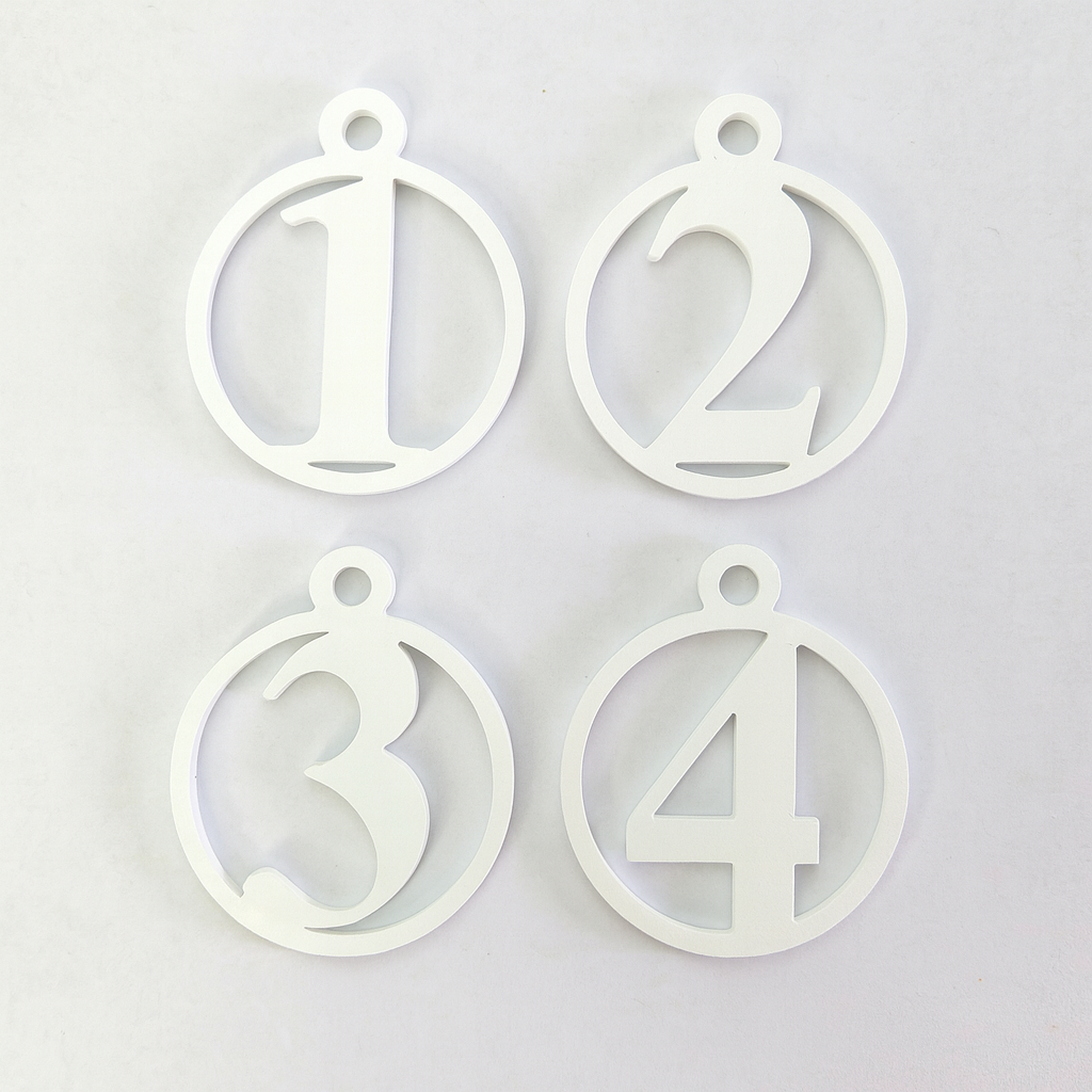 Adventstal 1–4 i hvid til lys og gaver – enkel juledekoration i 3D print, produceret med omtanke i Danmark