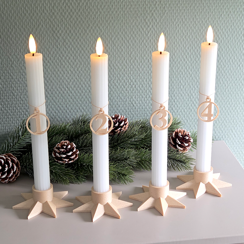 Adventstal 1–4 i birk placeret på kalenderlys med stjerneformede lysestager – rolig adventsstemning med gran og LED lys i afbalancerede nuancer