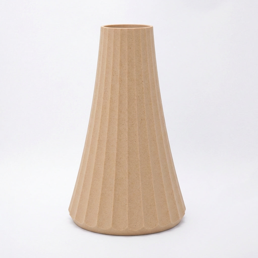 ARC vase i birk nuance med konisk design og mat overflade