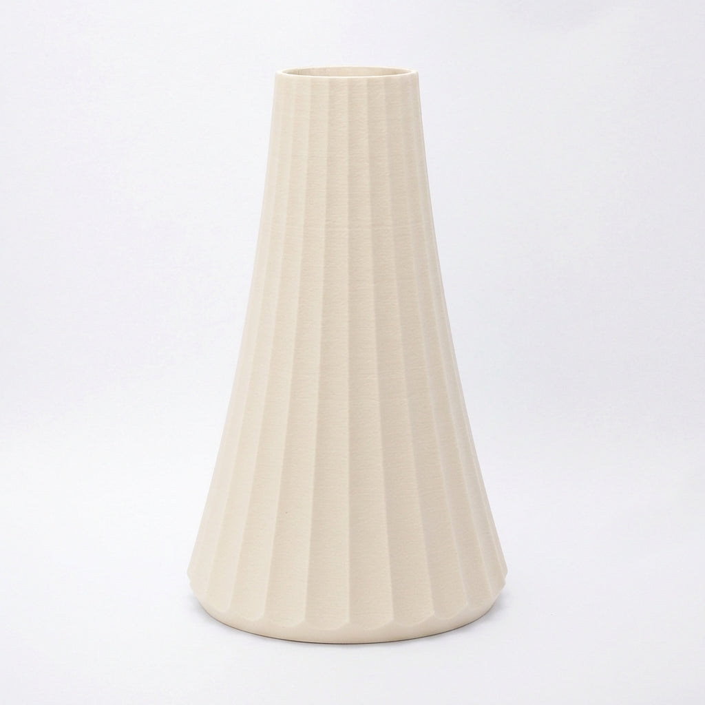 ARC vase i cream med konisk silhuet og riflet overflade – roligt dansk design