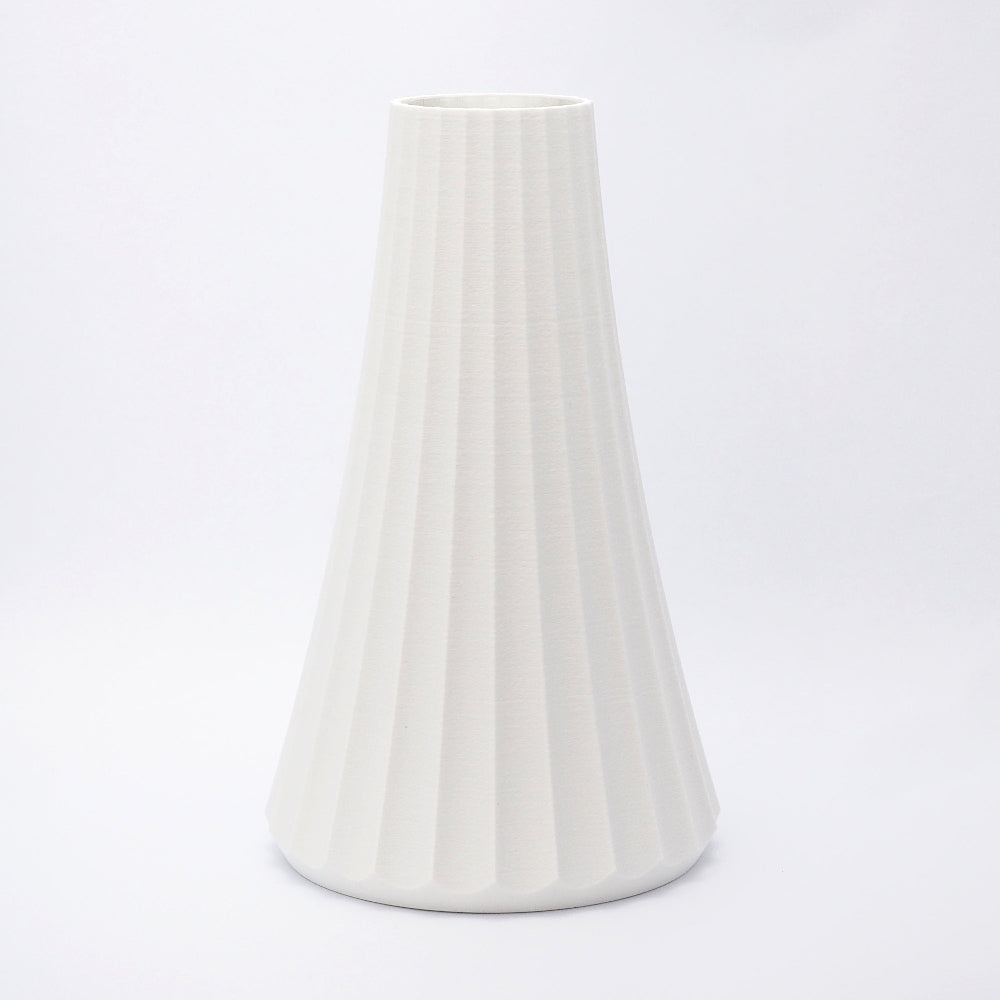 Mat hvid ARC vase med konisk form og fine lodrette riller
