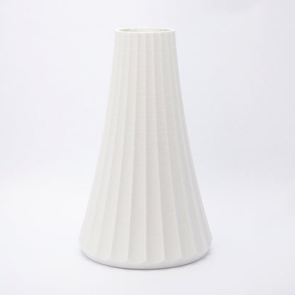 Mat hvid ARC vase med konisk form og fine lodrette riller