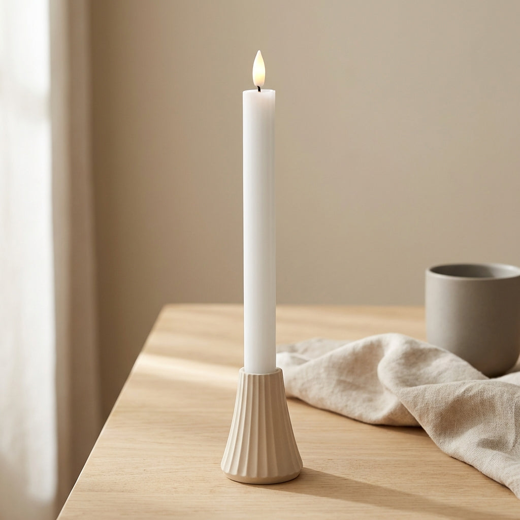 Beige ARC lysestage med LED kronelys på skandinavisk bord – bæredygtigt dansk design
