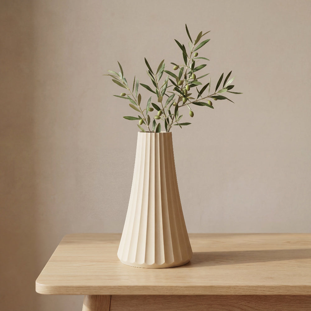 ARC vase i beige – skulpturel dansk designvase med bløde buer og rillet struktur
